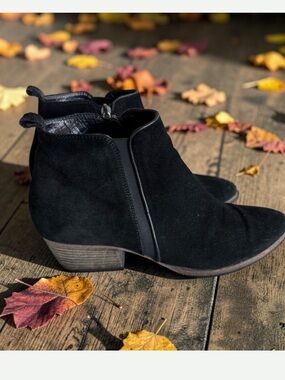 Aquatalia Black Suede Weatherproof
Pointed Ankle Boots Zipper Size 8.5